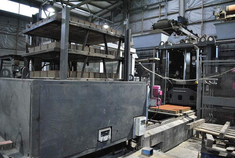 «Eko bloka» ražotnē no iekārtas noņemta viena no pēdējām šī gada bruģakmeņu partijām.
Autors: Madara Ērgle