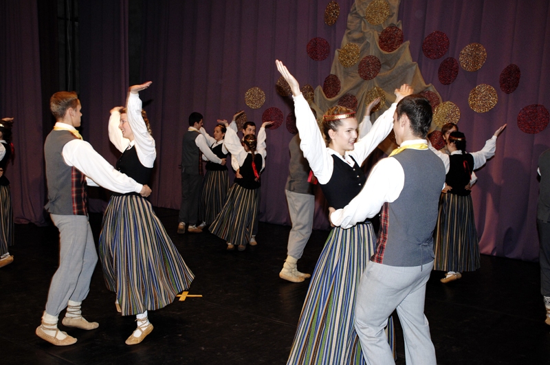 Īslīces vidusskolas 9. – 11. klašu deju kolektīvs izpildīja deju «Es noaudu zvaigžņu segu».
Autors: Ivars Bogdanovs