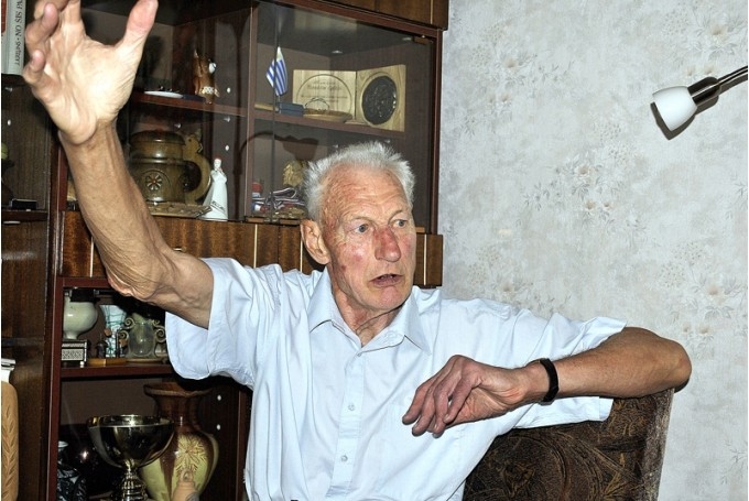 Leģendārais basketbolists Visvaldis Eglītis, kurš dzīvo Iecavā, no savulaik rakstītās dienasgrāmatas izveidojis materiālu grāmatai ar bagātu nacionālā sporta veida vēstures faktu un iespaidu klāstu.
Autors: No «Bauskas Dzīves» arhīva.