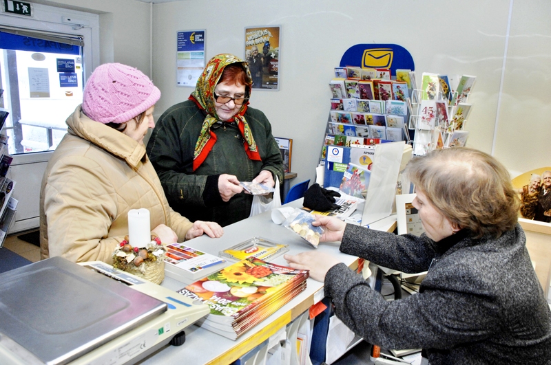 Sanita Karaša (no labās), Īslīces pasta nodaļas vadītāja, pirmo eiro sākumkomplektu pārdod pensionārei Ainai Sujetai (centrā). Viņas kaimiņiene Marta Gaižute ar eiro iegādi vēl nesteidzas.

Autors: Ivars Bogdanovs