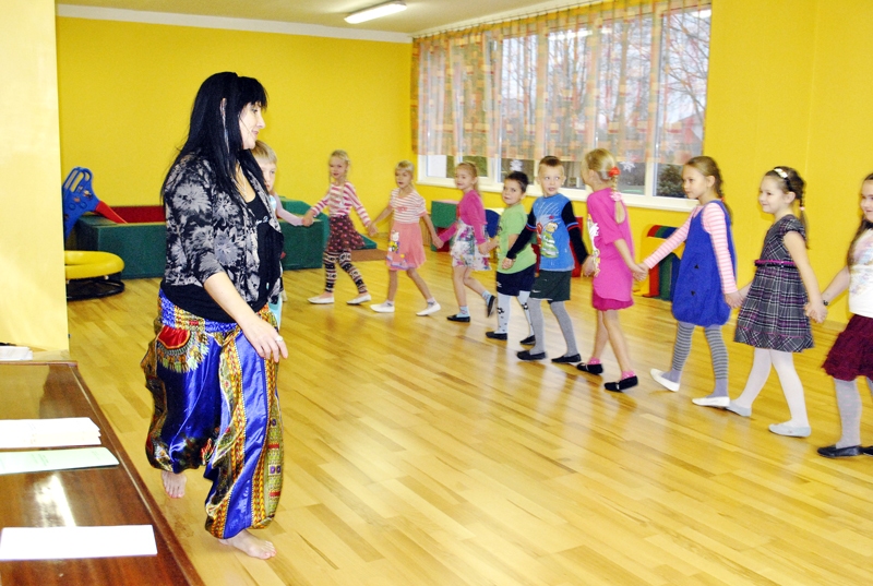 «Cālīša» bērni Anitas Čapkovskas vadībā labprāt iejutās kustīgos zoodārza apmeklētāju un dzīvnieku tēlos. Anita Čapkovska no Limbažiem ir viena no nedaudzajām skolotajām biodejas pedagoģēm Latvijā. 
Autors: Madara Ērgle