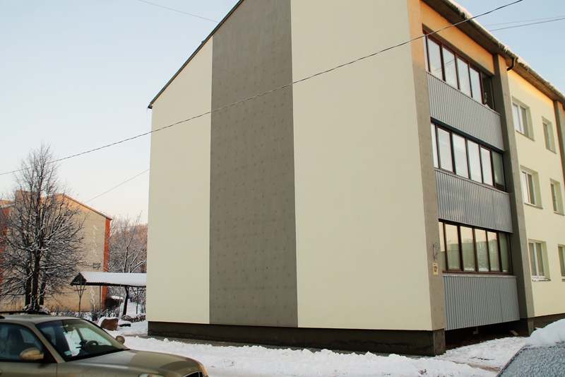 Uz Dārza ielas 13a tumši nokrāsotās nosarmojušās mājas sienas pamanāmas siltinājuma stiprinājumu vietas. 
Autors: Foto – Uldis Varnevičs