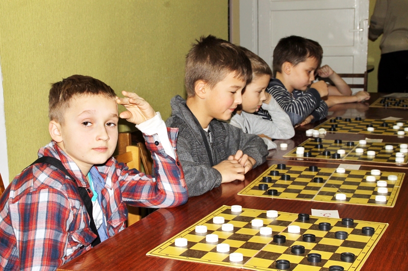 Gustavs Pļevoks (no kreisās) kļuva par Bauskas novada dambretes čempionu U9 vecuma grupā.
Autors: Foto – Uldis Varnevičs