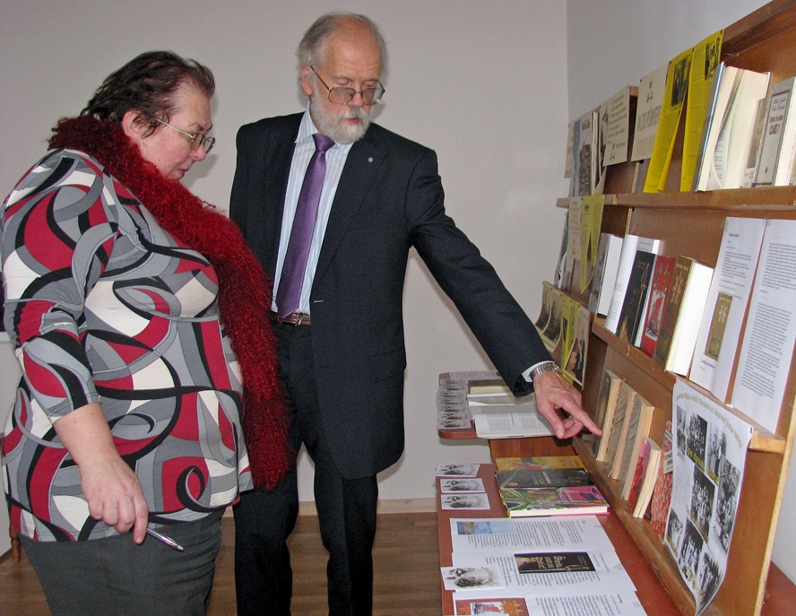 Rakstnieks Valdis Rūmnieks kopā ar Latvijas Nacionālās bibliotēkas speciālisti Liegu Piešiņu aplūko Bauskas kultūras centrā izstādīto grāmatu izstādi.
Autors: Vilnis Auzāns