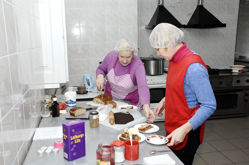 Ināras Samules (no kreisās) un Dainas Samules prasmīgās rokas gatavo ēdienus Kurmenes kafejnīcā «Kurmītis».
Autors: Foto – Ivars Bogdanovs