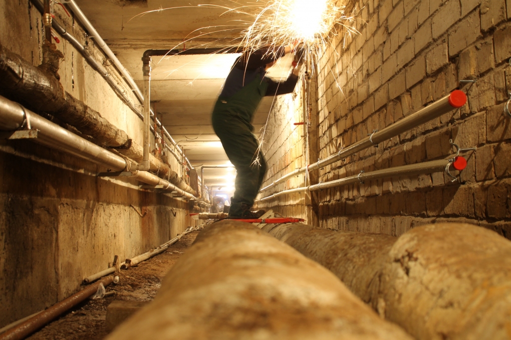 SIA «Vides serviss» mobilā brigāde šonedēļ mainīja caurules Dārza ielas 18. mājas pagrabā. 
Autors: Uldis Varnevičs