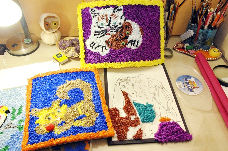 Viens no jaunākajiem Liudmilas Ritenbergas vaļaspriekiem ir gleznu veidošana no sarullētām papīra strēmelītēm.
Autors: Ivars Bogdanovs