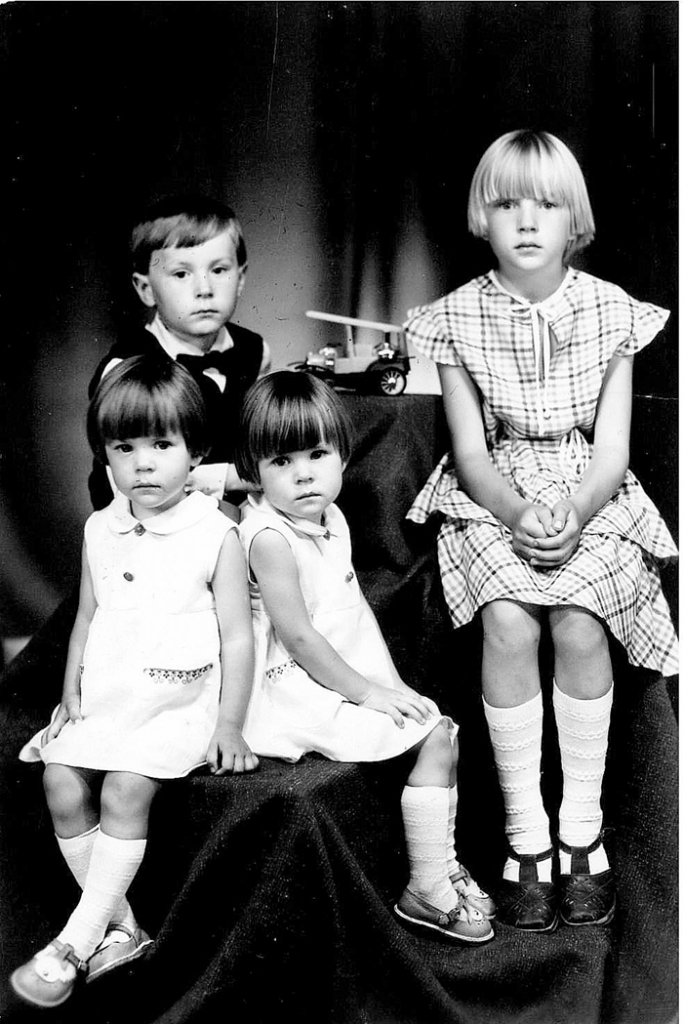 Bērnības svētkos. Līga (no kreisās) un Lana kopā ar māsu Evitu un brāli Mārtiņu.
Autors: no personiskā albuma