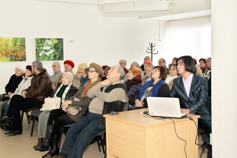 Mārtinš Norvaišs (no labās) piedāvāja baušķeniekiem ēkas aprīkot ar dažādām iekārtām, kas izmanto saules un zemes enerģiju.
Autors: Foto – Uldis Varnevičs