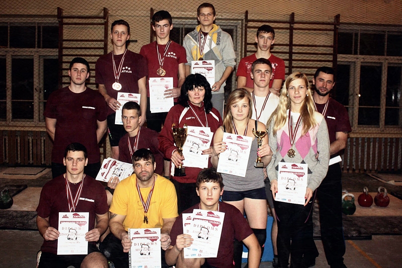 Vecumnieku sporta kluba svarbumbu cēlāju komanda. 
Autors: Foto no E. Getmančuka albuma. 