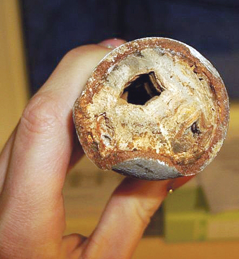 Padomju laikā ierīkotās siltā ūdens caurules nosēdumi ir gandrīz nosprostojuši.
Autors: no SIA «Videss serviss» arhīva