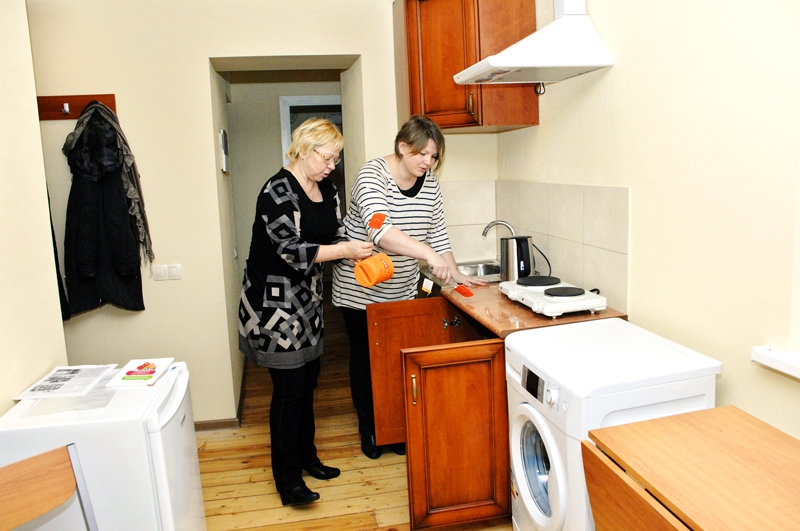 Iecavas pašvaldības sociālā dienesta pārstāves – Sigma Strautmale un Signe Sūnaika – pārbaudījušas pagaidu mājokļa iekārtojumu, lai cilvēki te justos ērti un droši.
Autors: Ivars Bogdanovs