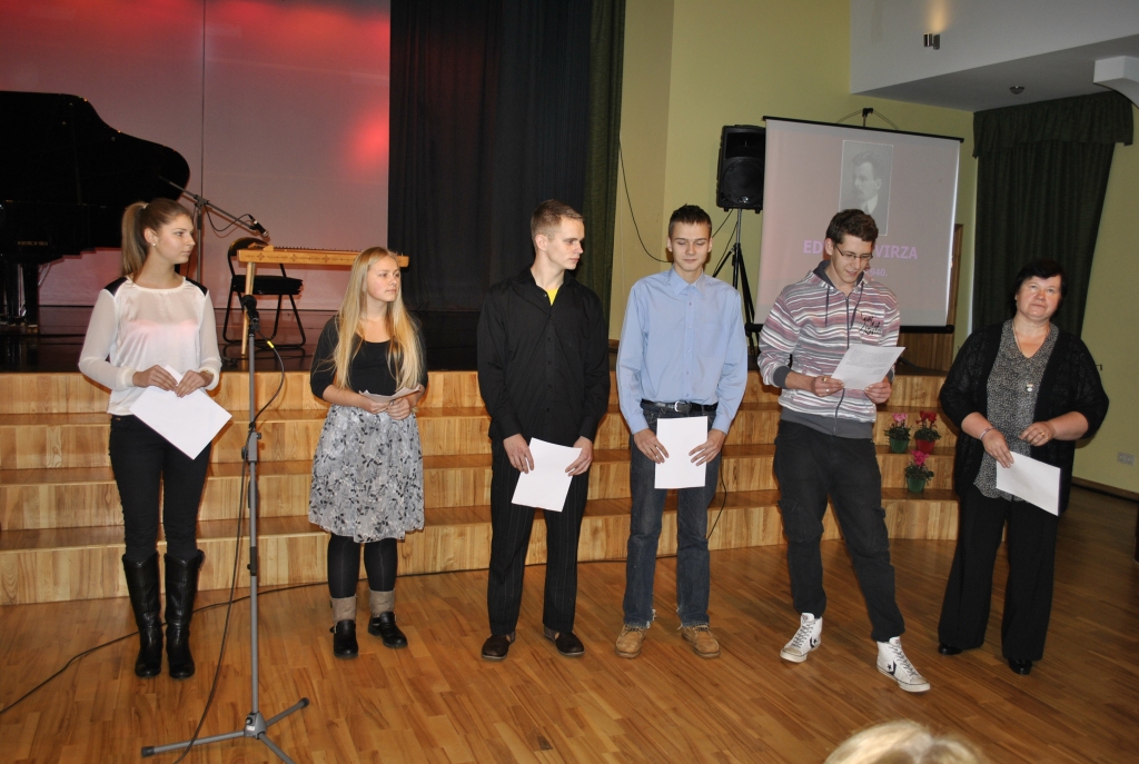 Labāko eseju fragmentus lasīja skolotāja Maruta Lasmane (no labās), Elvis Stačkuns, Edijs Vanags, Ivars Porietis, Agate Mediņa un Arlita Elksnīte.

Autors: Madara Ērgle