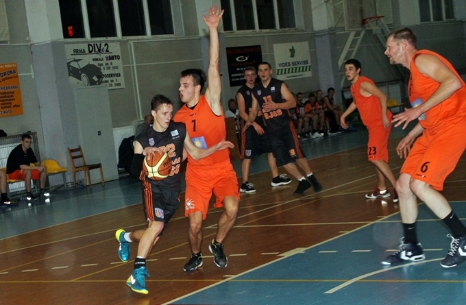 Toms Vilks (ar bumbu) spēlē ar «Saulkrastiem» guva 11 punktus un iedeva astoņas rezultatīvas piespēles. 
Autors: Uldis Varnevičs