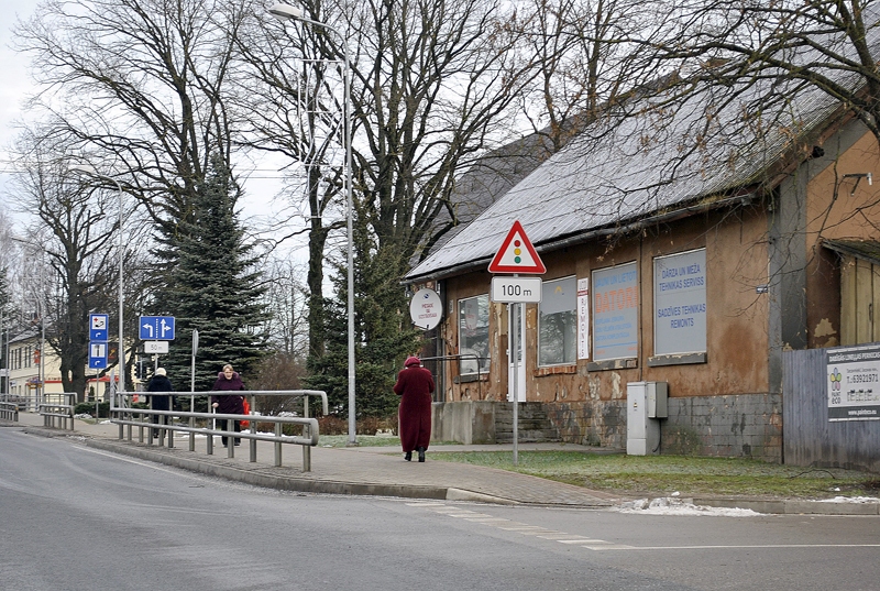 Ēka Rīgas ielā 16 ir vien pussimt metru attālumā no jau strādājošas spēļu zāles, tieši blakus kultūras namam un pretī Pestīšanas Armijas mītnei.
Autors: Foto – Zane Gorškova