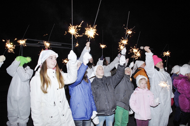 Bērni ar brīnumsvecīšu radīto liesmu izgaismoja laukumu pie Rundāles mājtirgus.
Autors: Ivars Bogdanovs