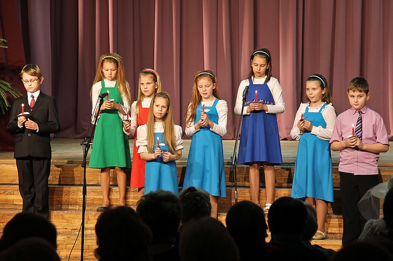 Koncertā «Baltajā putenī» Vecumnieku pensionārus un cilvēkus ar īpašām vajadzībām priecēja bērnu ansamblis «Zīļuks».
Autors: Artūrs Enkurs