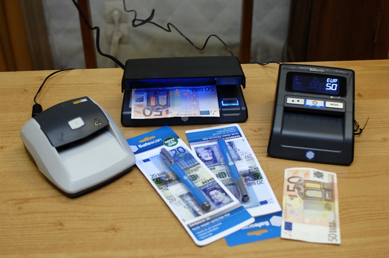 Tirgotājiem un pircējiem uzņēmēji piedāvā dažādas ierīces viltotas naudas noteikšanai.
Autors: Foto – Ivars Bogdanovs