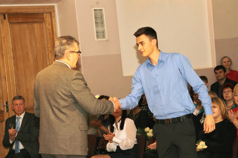Rinaldu Ņikaņinu, U-17 basketbola komandas centra spēlētāju, sveic domes priekšsēdētājs Raitis Ābelnieks (no kreisās).
Autors: Foto – Uldis Varnevičs