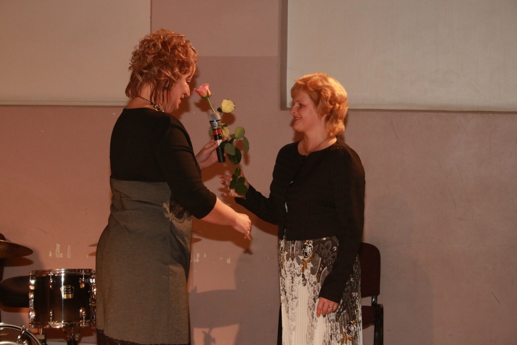 Par profesionālu pedagoģisko darbu un sasniegumiem jauno mūziķu talantu attīstībā pašvaldības apbalvojums «Atzinības raksts» piešķirts Mūzikas skolas pasniedzējai Ingai Bukšai (no labās).
Autors: Linda Kaufmane