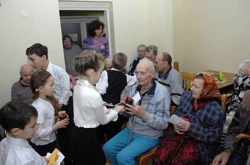 Bērni bija sarūpējuši vecļaudīm dāvaniņas, par kurām saņēmēji bija bezgala priecīgi.
Autors: Ivars Bogdanovs