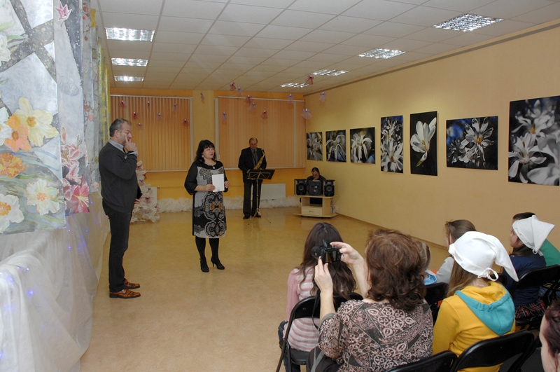 Romantiskā un svinīgā sarīkojumā 13. decembrī Rundāles novada domes jaunajā zālē atklāja ziedu motīviem bagāto Normunda Cercina un Marijas Vīksniņas izstādi «Tik balts». 
Autors: Ivars Bogdanovs