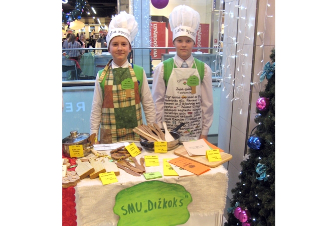 Jānis Biezais (no labās) un Matīss Kataņenko sava SMU «Dižkoks» stendā valsts mēroga tirdziņā.

Autors: No albuma.