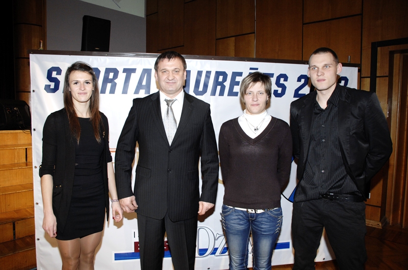 Populārākie sportisti laikraksta «Bauskas Dzīve» aptaujā – Ilona Dramačonoka, Igors Slakters, Ineta Ruhocka un Ivars Zemītis. Klāt nav Uvja Slaktera. 
Autors: Foto – Ivars Bogdanovs