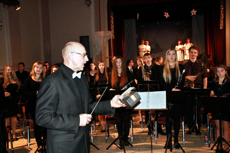 Jānis Kalniņš un viņa vadītais pūtēju orķestris «Skaistkalne» Bauskas kultūras centrā muzicēja un aicināja ziedot Zolitūdes traģēdijā cietušo tuviniekiem. 
Autors: Foto – Linda Kaufmane