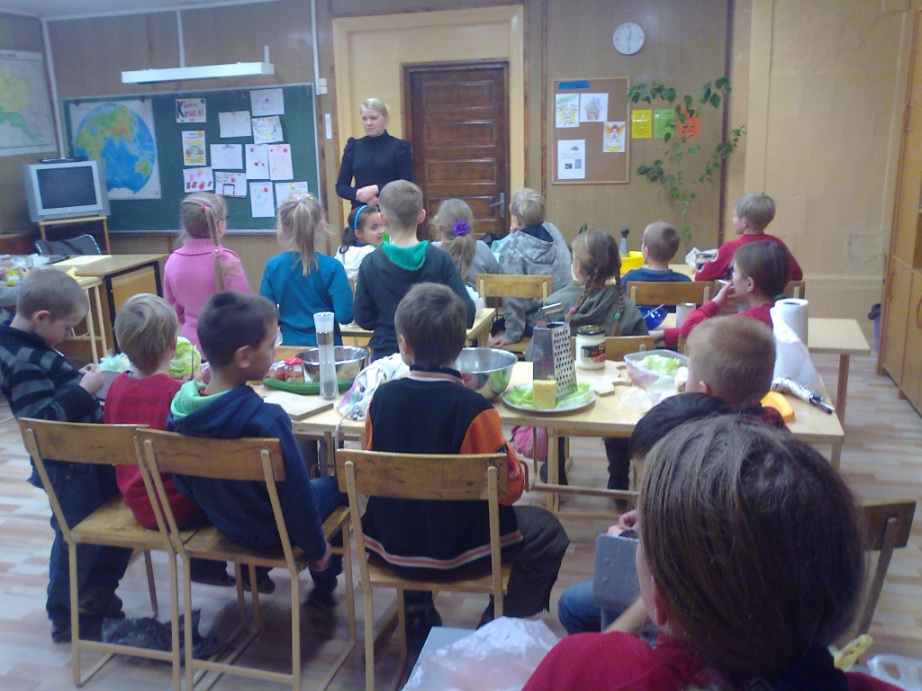 Salātu gatavošanas process skolēnus aizrāva vairāk nekā ēdienu degustācija.

Autors: No skolas arhīva.