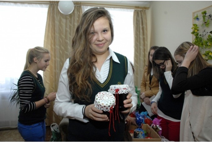 Kristīne Ivanauska labdarībā iesaistījās arī pagājušajā gadā. Viņa dāvanā vecļaudīm bija atnesusi ievārījuma burciņas. Tās rotātas ar baltām tamborētām sedziņām. 
Autors: No arhīva.