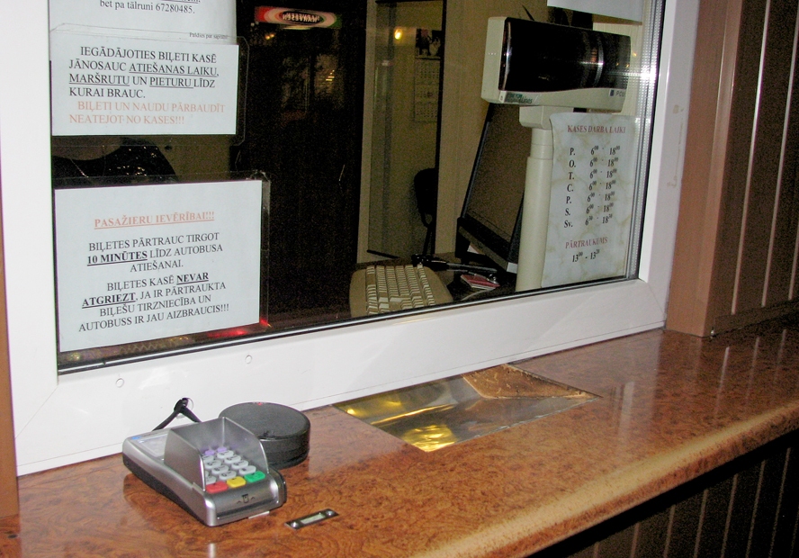 Bauskas autoostā par nopirkto biļeti samaksāt var, izmantojot bankas karti. 
Autors: Vilnis Auzāns