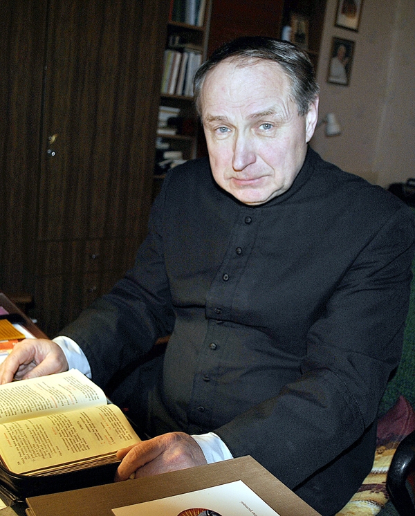 Priesteris Baļčūns mājīgajā darbistabā ik vakaru lasa Svētos Rakstus.
Autors: Juris Iļņickis