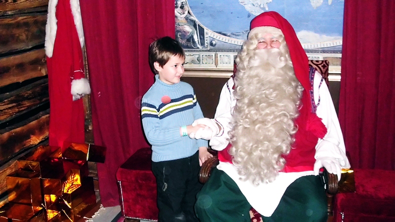 Renijs Alksnis vienojas ar Ziemassvētku vecīti. Viņš būs paklausīgs puika, savukārt vecītis sola izvēlēto dāvanu Brunavā nogādāt noteiktajā laikā. 
Autors: no personiskā albuma