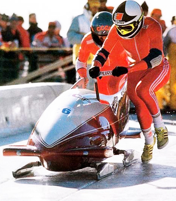 Jānis Ķipurs, kādreizējais kurmenietis, un stūmējs Vladimirs Kozlovs uz starta Ziemas olimpiskajās spēlēs Kalgari, no kurienes 1988. gadā mājās pārvesta čempiona zelta medaļa.
Autors: Foto no sportamuzejs.lv.