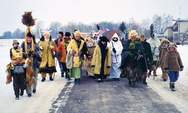 Folkloras kopa «Laukam pāri» atbalsta maskošanās tradīciju.
Autors: Foto no personiskā albuma.