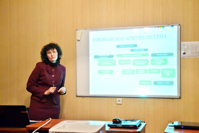 Alda Naktiņa, Mežgaļu pamatskolas lietvede, pētīja savas iestādes informācijas aprites sistēmu.
Autors: Kristaps Ābelnieks