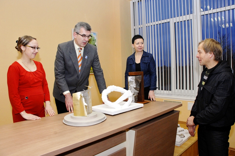 Sarunā ar tēlnieku Ģirtu Burvi (no labās) – Būvvaldes vadītāja Dace Putna, Bauskas novada domes priekšsēdētājs Raitis Ābelnieks un Iepirkumu nodaļas speciāliste Diāna Indriksone. 
Autors: Ivars Bogdanovs