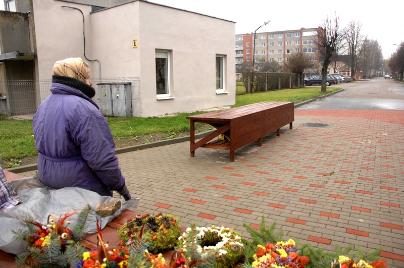 Rita Niedre vēlas, lai jaunajā tirdzniecības vietā būtu soliņi, jo pārdevējiem kājās visu dienu grūti nostāvēt. 


Autors: Ivars Bogdanovs
