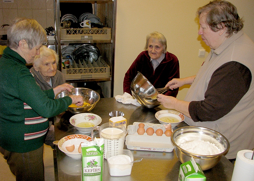 Pie pankūku mīklas gatavošanas sparīgi ķērušās Alise Kāklēna (no kreisās) un Ruta Dzilna. Ar padomu viņām palīdz Zenta Graudiņa (otrā no kreisās) un Meta Mačāne. 
Autors: Vilnis Auzāns