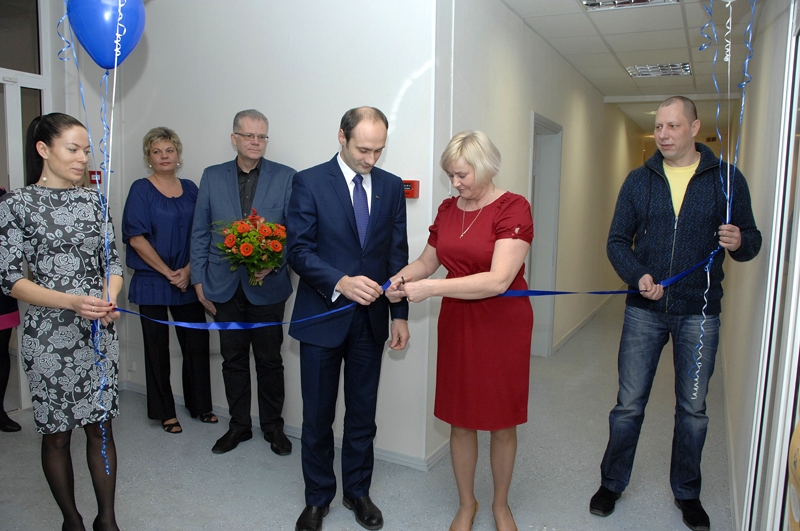 Valsts probācijas dienesta Bauskas struktūrvienības jaunās telpas atklāj dienesta vadītājs Mihails Papsujevičs un Bauskas nodaļas vadītāja Edīte Mārtinsone.
Autors: Ivars Bogdanovs