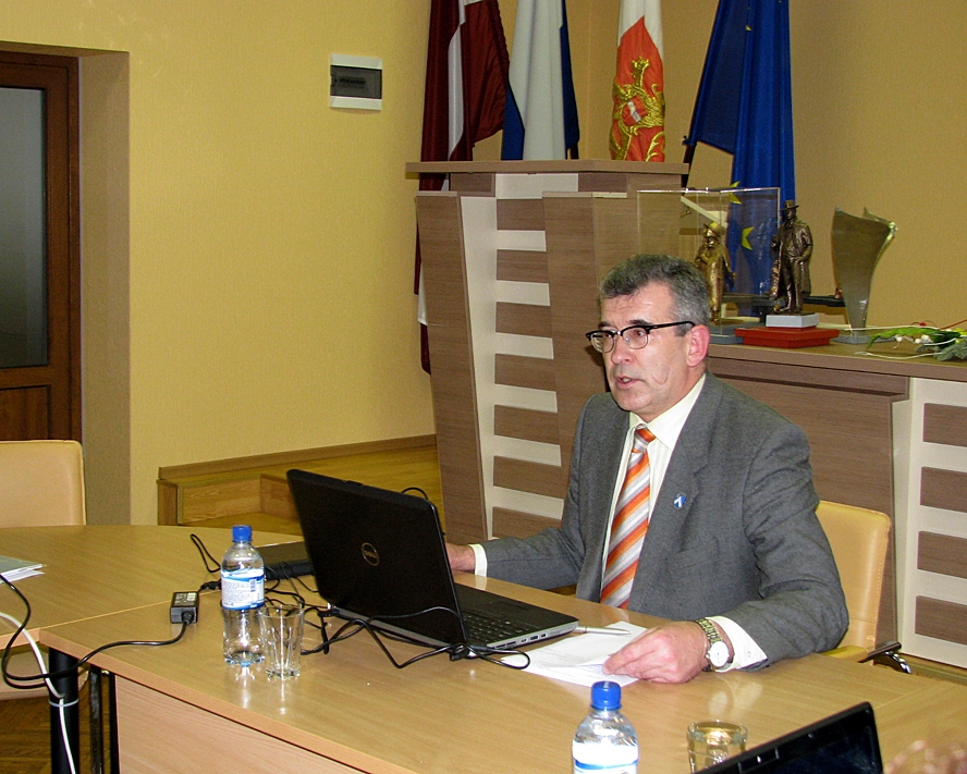  Domes priekšsēdētājs Raitis Ābelnieks norādīja, ka SA sniegtā pakalpojuma kvalitāte pazeminājusies tik ļoti, ka pasažieru pārvadājumi ar uzņēmuma autobusiem kļūst bīstami cilvēku dzīvībai.

Autors: Vilnis Auzāns