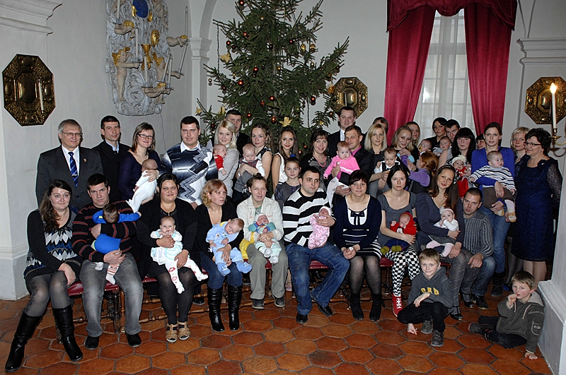 Rundāles novada svinīgā pasākuma «Esmu ienācis pasaulē» visi dalībnieki.
Autors: Ivars Bogdanovs