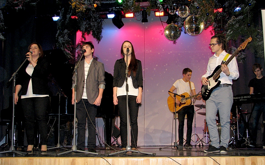 Muzicē Austris Augusts (no labās) ar draugiem.
Autors: Vilnis Auzāns