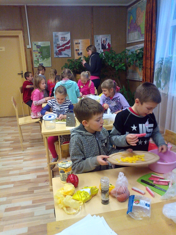 Salātu gatavošanas process skolēnus aizrāva vairāk nekā ēdienu degustācija. 
Autors: no skolas arhīva