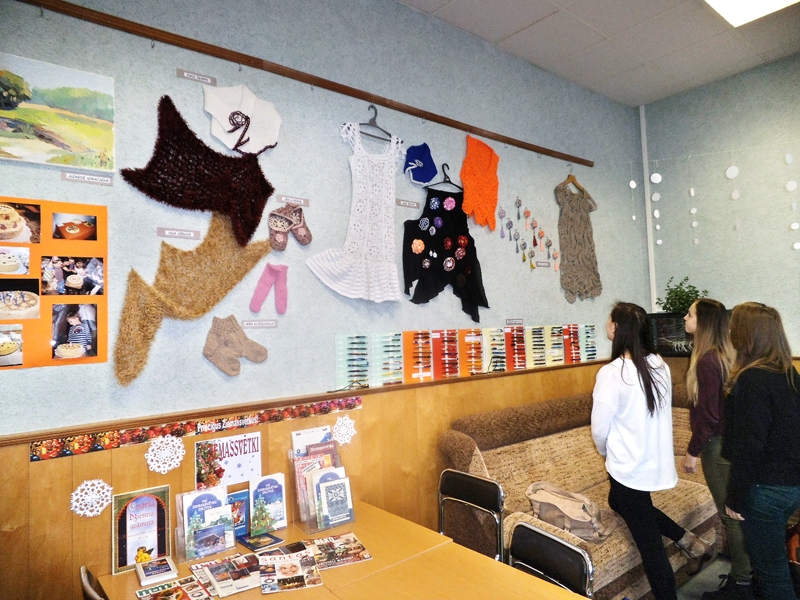 Bauskas Valsts ģimnāzijas informācijas centra lasītavā skolēni aplūko pedagogu vaļasprieku izstādi. 
Autors: no skolas arhīva