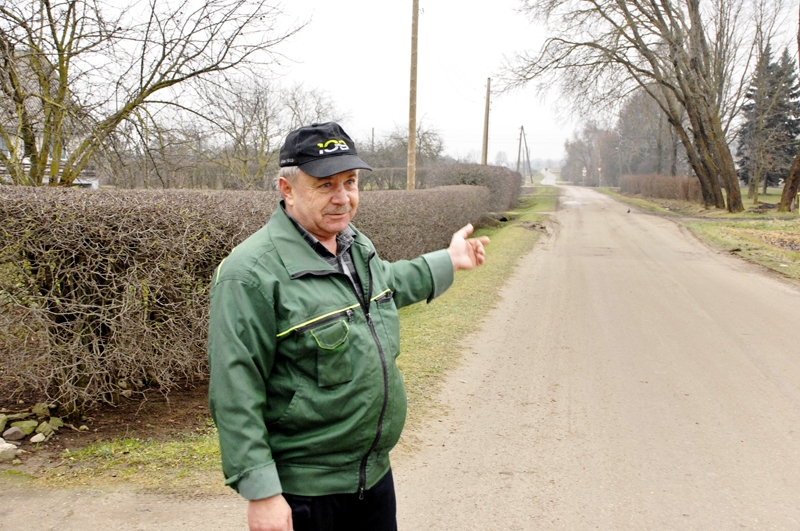 Vjačeslavs Šiškovičs, Mežotnes iedzīvotājs, rāda Zemgaļu ielu, kurā turpmāk atradīsies viņa privātmāja.
Autors: Ivars Bogdanovs