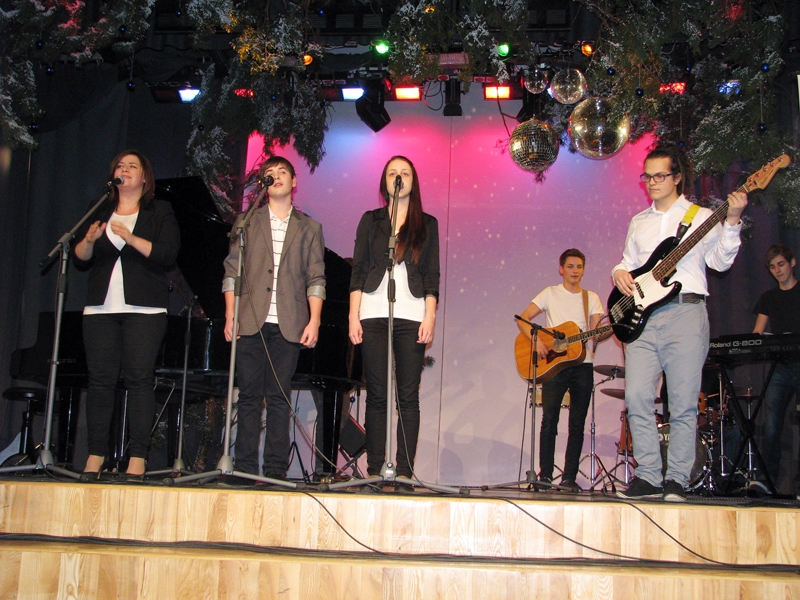 Austris Augusts (no labās) labdarības koncertā muzicē kopā ar draugiem.
Autors: Vilnis Auzāns