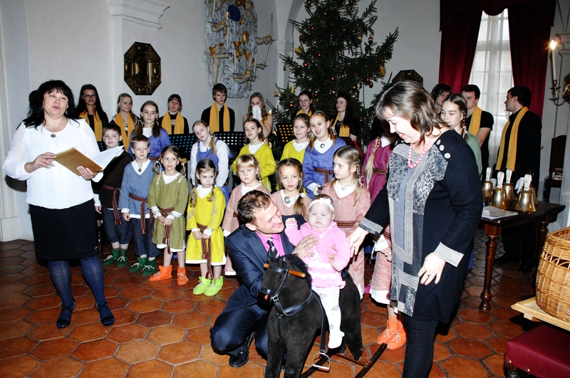 Franču ģimene– vecāki Inga un Haralds kopā ar galveno gaviļnieci, šogad dzimušo Elīnu. Rundāles novada jaundzimušo svētkos muzicēja un dziedāja Liepājas zvanu orķestris «Kampanella» un vokālā studija «Tev un man», sarīkojumu vadīja kultūras darbiniece Lilita Lauskiniece (no kreisās).
Autors: Ivars Bogdanovs