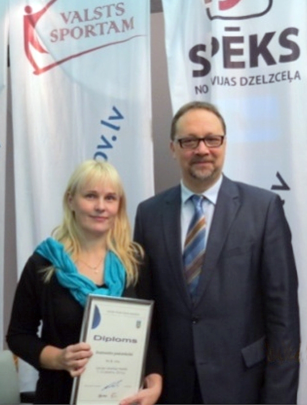 Jaunsaules skolas pedagoģe Dace Mašēna un Latvijas Tautas sporta asociācijas valdes priekšsēdētājs Guntis Mačs balvas pasniegšanas sarīkojumā. 
Autors:  no Jaunsaules pamatskolas arhīva